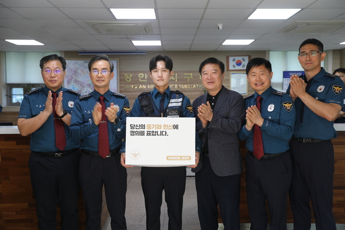  9일 수원중부경찰서가 근무 중 부상을 입은 장안문지구대 박성민 경사에게 ‘아너박스(Honor Box)’를 전달한 모습. (사진=수원중부경찰서 제공)
