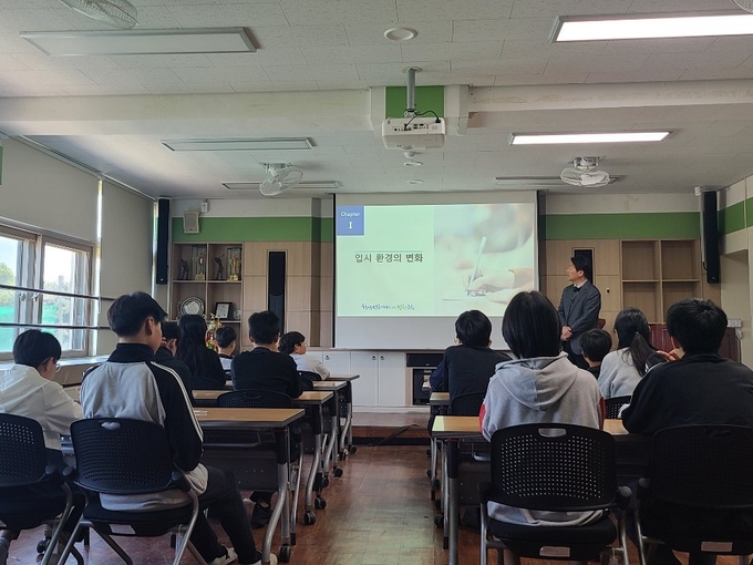 인천시교육청이 섬 지역 찾아가는 진로진학설명회 진행하고 있다. ( 사진 = 인천시교육청 제공 )