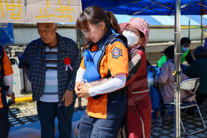의왕소방서 직원이 어르신에게 하임리히법을 실습하고 있다. (사진=의왕소방서 제공)