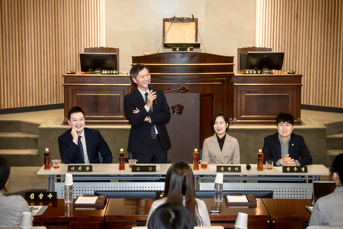 김현택 의장이 의회체험교실에 참여한 동화고 학생들의 질문에 답변하고 있다. (사진=남양주시의회 제공)