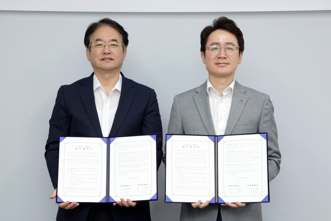이동환 고양특례시장(좌), 롯데면세점 김주남 대표(우). (사진=고양시 제공)