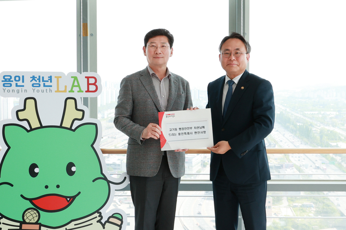 이상일 용인시장이 고기동 행정안전부 차관에게 적극 지원을 요청하고 있다. (사진=용인시 제공)