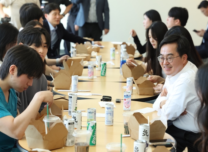 지난 10일(현지시각) 시애틀시에 위치한 워싱턴대에서 김동연 경기도지사와 워싱턴대 한인학생회 간부들이 간담회를 갖고 있다. (사진=경기도 제공)
