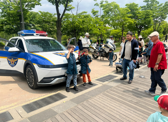 경찰 제복을 입고 수원남부경찰서 사이드카 탑승 체험을 하고 있는 아이들의 모습. (사진=장진 기자)