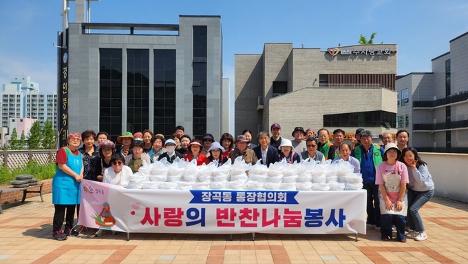 시흥시 장곡동 행정복지센터는 지난 10일 가정의 달을 맞아 ‘사랑의 나박김치 나눔 행사’를 진행했다. (사진=시흥시 제공)