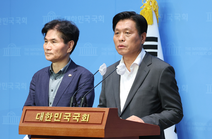 더불어민주당 소속 국회 과학기술정보방송통신위원회 조승래(오른쪽), 외교통일위원회 이용선 간사가 12일 국회 소통관에서 라인야후 사태 관련 기자회견을 하고 있다. (사진=연합뉴스) 
