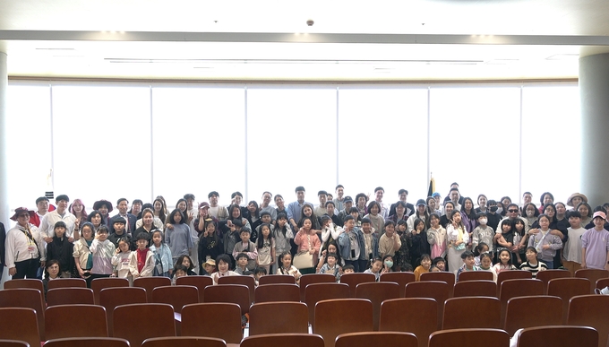김포시 애기봉 평화생태공원에서 통일기원 미술대회에 참가한 어린이들이 부모와 함께 기념촬영을 하고 있다. (사진=민주평통 김포협의회 제공)