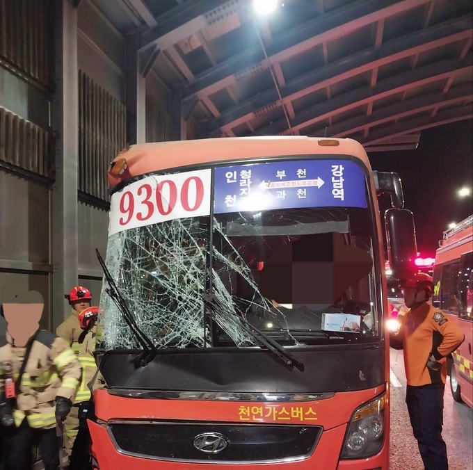 13일 새벽 광역버스 단독 추돌사고가 발생했다. ( (사진 = 인천소방본부 제공 )