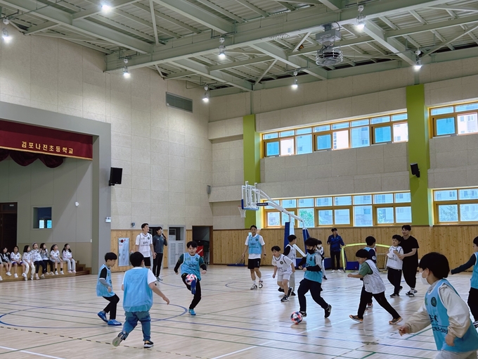  김포FC 찾아가는 축구교실 수업에 참여한 학생들이 짝을 지어 축구공을 주고 받고 있다. (사진=김포FC 제공)