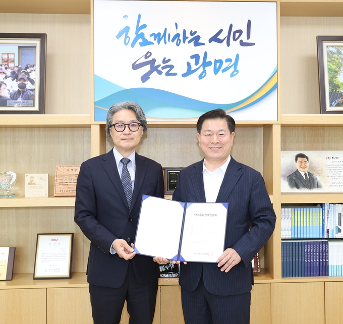 광명시가 건물부문 탄소중립건축인증 등급을 처음으로 취득했다(사진 왼쪽부터 탄소중립스마트건축센터장 태성호 한양대학교 건축학부 교수 박승원 광명시장).(사진=광명시 제공).