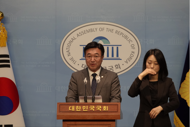 윤호중 의원(민주·구리시)이 13일 국회소통관에서 기자회견을 열고 ‘대통령의 권한 남용 제한과 무당적화’를 내용으로 하는 원 포인트 개헌을 제안하고 있다. (사진=윤 의원실 제공)