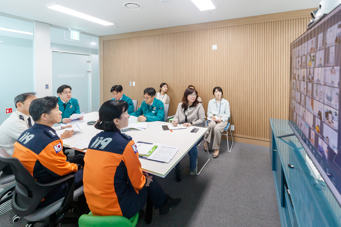 13일 경기도청에서 오병권 경기도 행정1부지사 및 관계자들이 응급의료체계 점검 합동회의를 진행했다. (사진=경기도 제공)