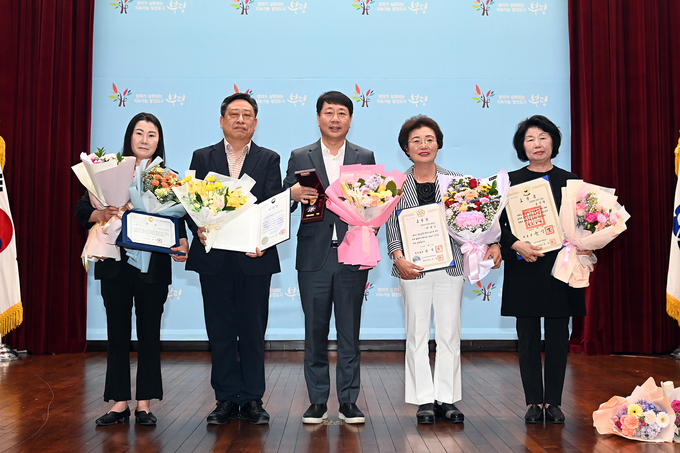 인천 부평구는 제52회 어버이날을 맞아 효행실천 유공부문 효행자(일반) 분야에서 구민인 김진옥(국민포장)·이은순(국무총리 표창)·신미옥(인천시장상) 씨가 수상했다. ( 사진 = 부평구 제공 )