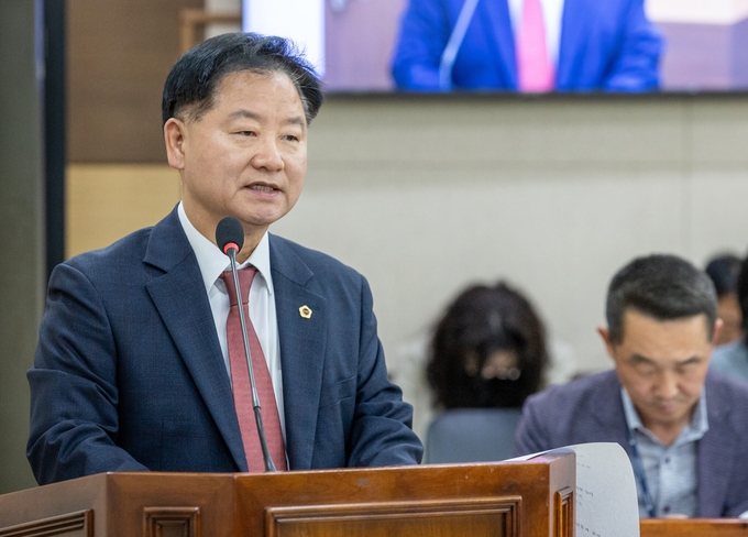 13일 열린 제1차 건설교통위원회에서 김종배(국힘·미추홀4) 인천시의원이 ‘수봉공원 일원 고도지구의 건축물 높이 제한 완화 촉구 결의안’을 상정했다. ( 사진 = 인천시의회 제공 )