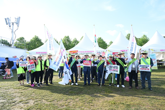  ‘2024 구리 유채꽃 축제장을 방문한 구리시민들이 서울 편입 구호를 외치고 있다. (사진=구리시 제공)