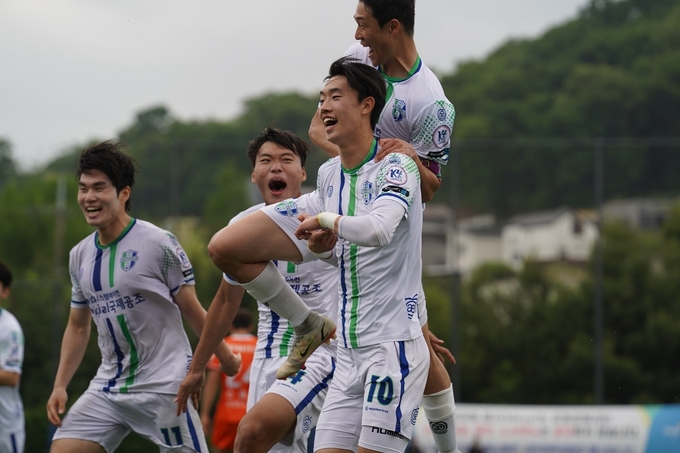남양주FC 선수들이 경기도민체전에서 결승전 상대인 화성FC를 1대0으로 누른 뒤 환호하고 있다. (사진=남양주시 제공)