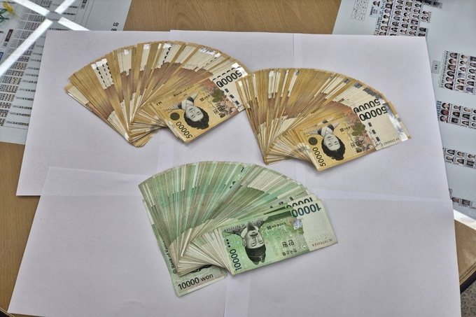 의왕시가 지방세 고액체납자의 가택을 수색해 현금 1100만 원을 현장에서 압류했다. (사진=의왕시 제공)