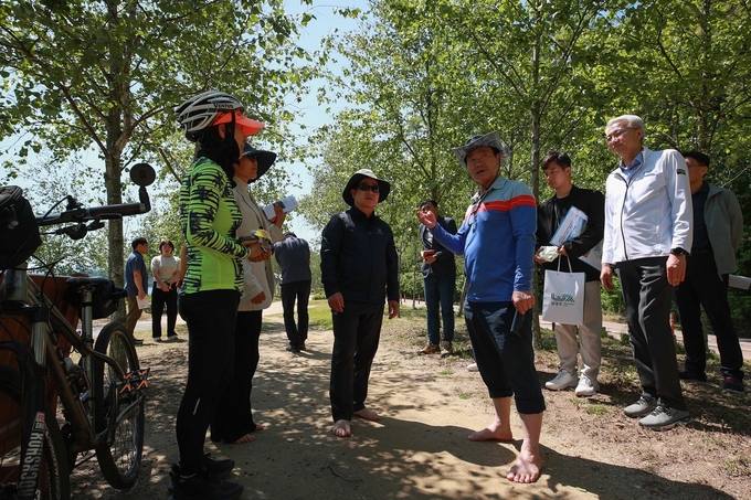 주광덕 남양주시장이 13일 맨발걷기 길을 직접 걸어보며 조성 진행 상황을 점검하고 있다. (사진=남양주시 제공)