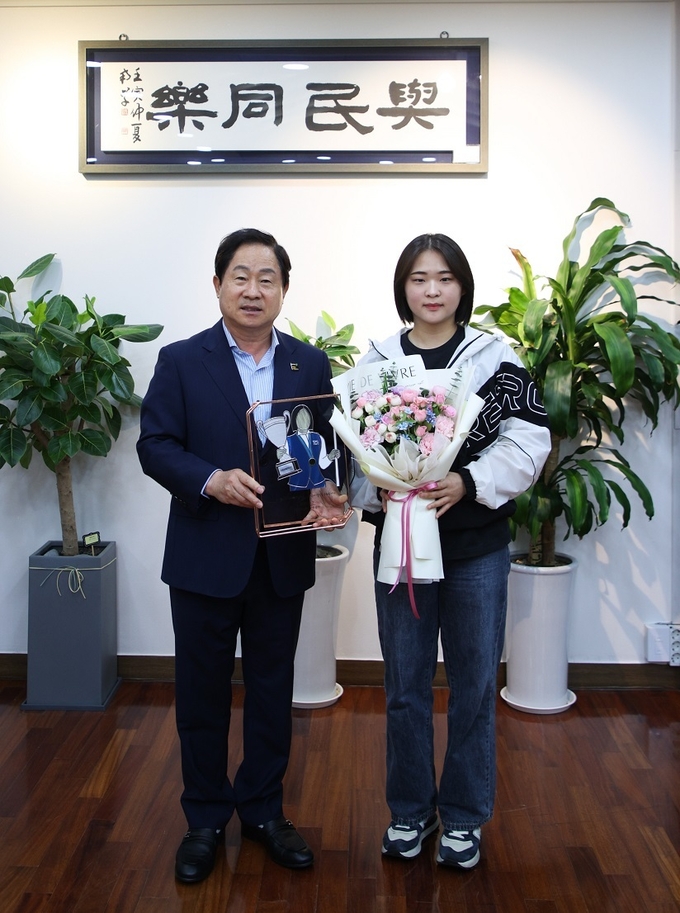 주광덕 남양주시장이 여자 당구 세계랭킹 1위에 등극한 김하은 선수와 기념사진을 찍고 있다. (사진=남양주시 제공)