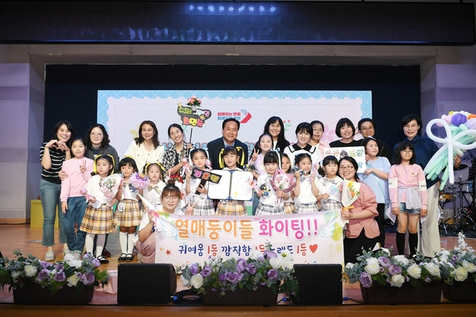제1회 오산시 어린이 동요제 개최(사진= 이권재 오산시장이 동요제에 참가한 어린이들과 함께 기념촬영을 하고 있다. (사진=오산시 제공)