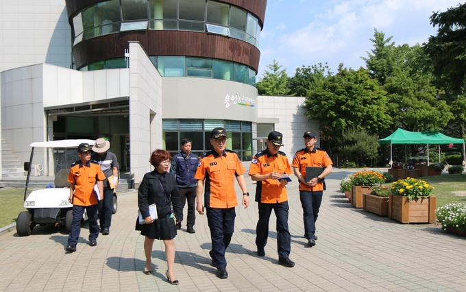 용인소방서는 지난 13일 처인구 원삼면 용인농촌테마파크를 찾아 화재 예방 및 안전관리 강화를 위한 안전컨설팅을 실시했다. (사진=용인소방서 제공)
