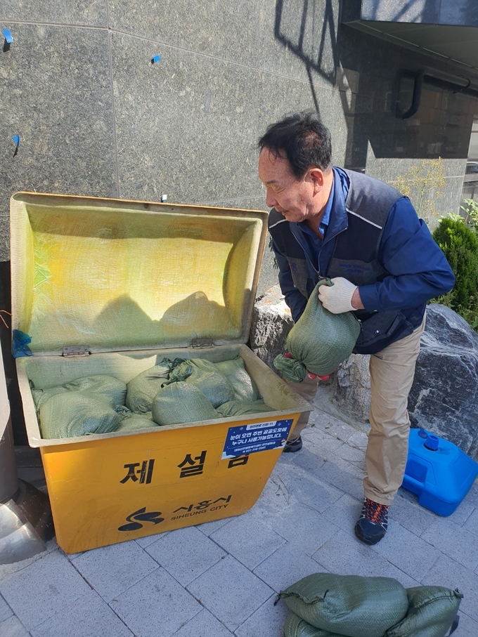 시흥시 대야·신천행정복지센터는 여름철 집중호우에 대비하기 위해 대야·신천 원도심 현장에 맞춤형 수해 대책을 추진한다. (사진=시흥시 제공)