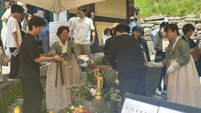 15일 오전 봉녕사를 찾은 시민들이 관욕식을 진행하고 있다. (사진=박민정 기자)