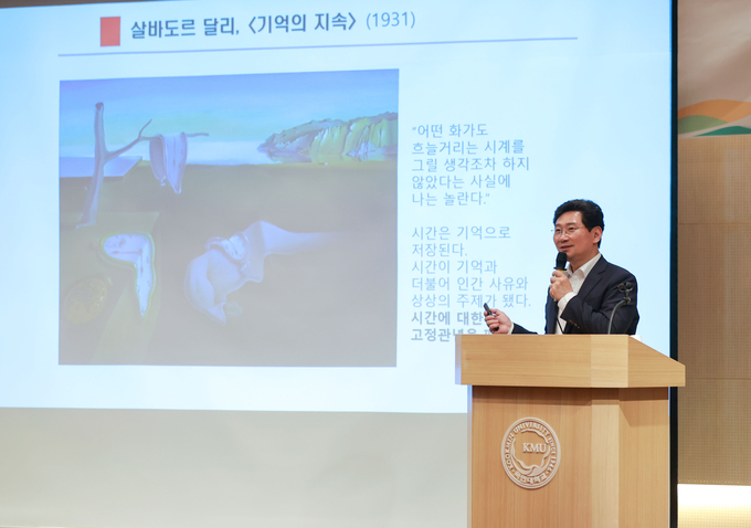이상일 용인시장이 대학원·학부생 60여 명을 대상으로 ‘사례와 스토리로 보는 리더의 리더십과 상상력’을 주제로 특강을 했다. (사진=용인시 제공)