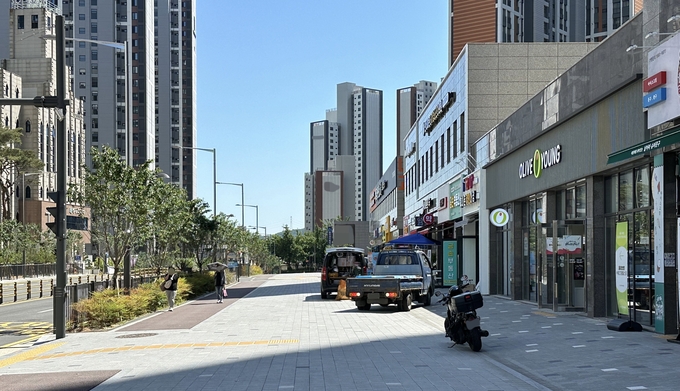 지난 14일 오후 2시 18분 인천 부평구의 한 대단지 아파트 인도 위에 주정차 중인 화물차들. 지나다나는 주민들은 일상인 듯 무심하게 이곳을 지나가고 있다. ( 사진 = 김주헌 기자 )