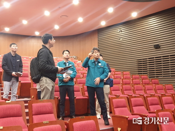 유태일 부시장 및 직원들이 안성맞춤아트홀에서 집중안전점검을 하고 있다. (사진=안성시 제공)