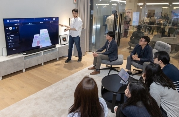 삼성전자 직원이 지난 14일 수원사업장 디지털시티에 있는 CX·MDE센터에서 'AI 라이프'를 소개하고 있다. (사진=삼성전자 제공) 