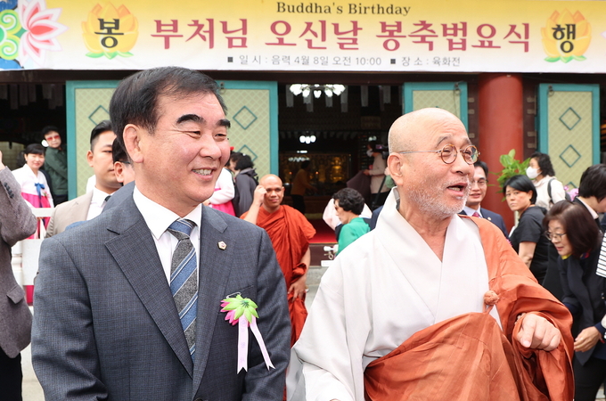 염종현(왼쪽) 경기도의회 의장이 15일 부천 석왕사에서 열린 봉축 법요식에서 석왕사 영담 주지스님과 이야기를 나누고 있다. (사진=경기도의회 제공)