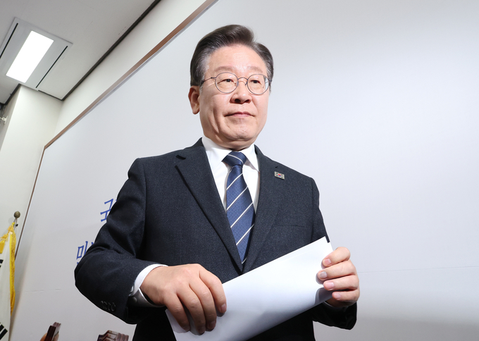 이재명 더불어민주당 대표가 지난 8일 오전 국회에서 열린 최고위원회의를 마친 뒤 이석하고 있다. (사진=연합뉴스)