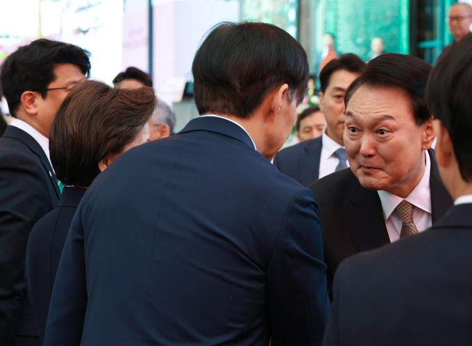 윤석열 대통령이 15일 서울 종로구 조계사에서 열린 불기 2568년 부처님오신날 봉축법요식이 끝난 뒤 조국혁신당 조국 대표와 악수하고 있다. (사진=연합뉴스)