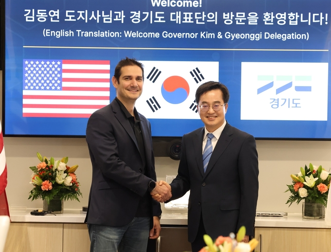 14일 오후(현지시간) 온세미 본사에서 김동연 경기도지사와 하싼 엘 코우리(Hassane El-Khoury) CEO 가 기념촬영을 하고 있다. (사진=경기도 제공)