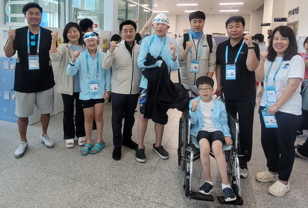 15일 전남 광양시 광양성황스포츠센터 수영장에서 열린 제18회 전국장애학생체육대회에서 백경열 경기도선수단 총감독(경기도장애인체육회 사무처장·왼쪽 네번째)이 경기도수영선수단을 격려한 뒤 기념사진을 찍고 있다. (사진=경기도장애인체육회 제공)