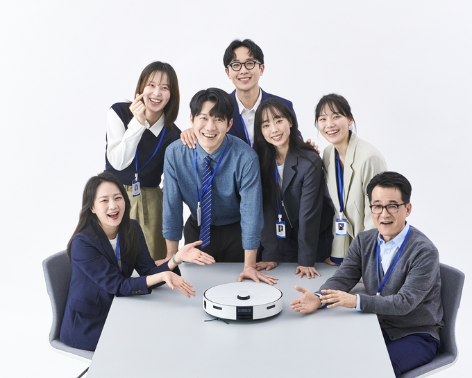 펀딩 참여자 지인이 '세상 모든. 축하의 순간엔 기프트 펀딩(Gift Funding)' 캠페인에 참여해 '비스포크 AI 스팀'을 선물하고 있다. (사진=삼성전자 제공)