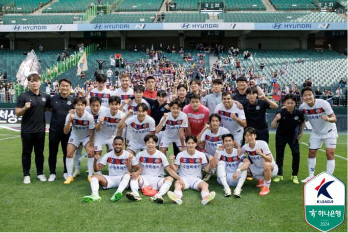 프로축구 K리그1 수원FC가 하나은행 K리그1 2024 12라운드 베스트 팀에 선정됐다. 사진은 수원FC 선수들이 지난 12일 전북 전주월드컵경기장에서 열린 12라운드 전북 현대 전에서 3-2로 승리를 거둔 뒤 기념사진을 찍는 모습. (사진=한국프로축구연맹 제공)