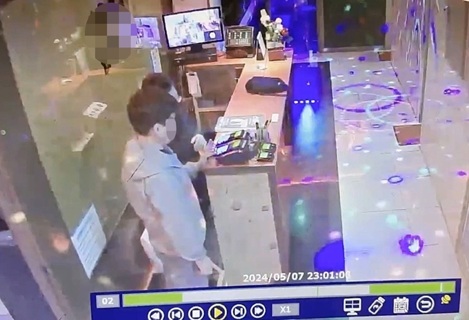  한 매장에서 신용카드 단말기에 허위 정보를 입력하고 있는 피의자. (사진=부천원미경찰서 제공)