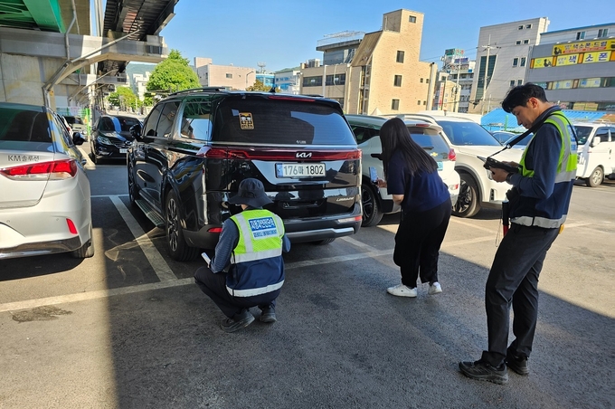 남양주시가 합동단속을 통해 자동차 불법 튜닝 3건, 번호판 정비 불량 8건, 안전기준 위반 6건 등 17건을 적발했다. (사진=남양주시 제공)