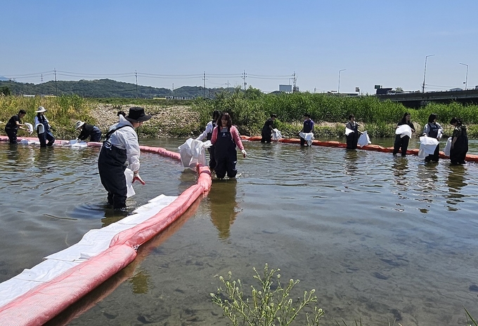 남양주시는 지난 14일 퇴계원읍 일원 용암천과 왕숙천에서 ‘수질오염사고 대응 역량 강화’ 방제 훈련을 실시했다. (사진=남양주시 제공)