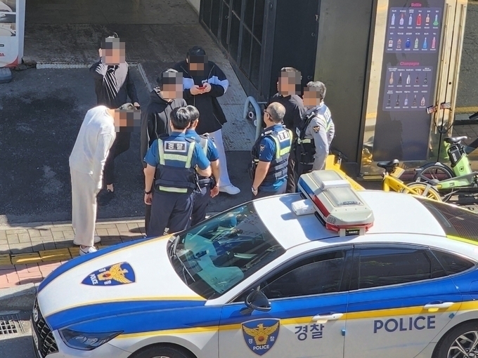  16일 오전부터 수원시 팔달구 인계동 ‘인계박스’에서 다툼이 발생해 경찰이 중재에 나선 모습. (사진=박진석 기자)