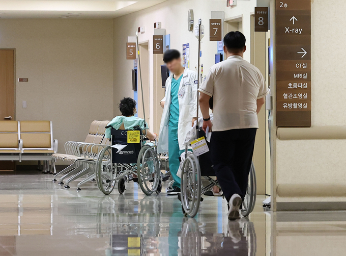 의정갈등이 지속되는 가운데 지난 15일 오전 서울의 한 대학 병원에서 환자들이 검사를 위해 이동하고 있다. (사진=연합뉴스) 