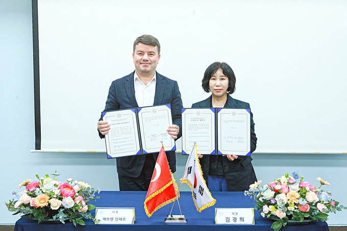 협약서 체결 후 기념촬영을 하고 있는 김경희 의장과 에브렌 딘체르 시장. (사진=화성시의회 제공)