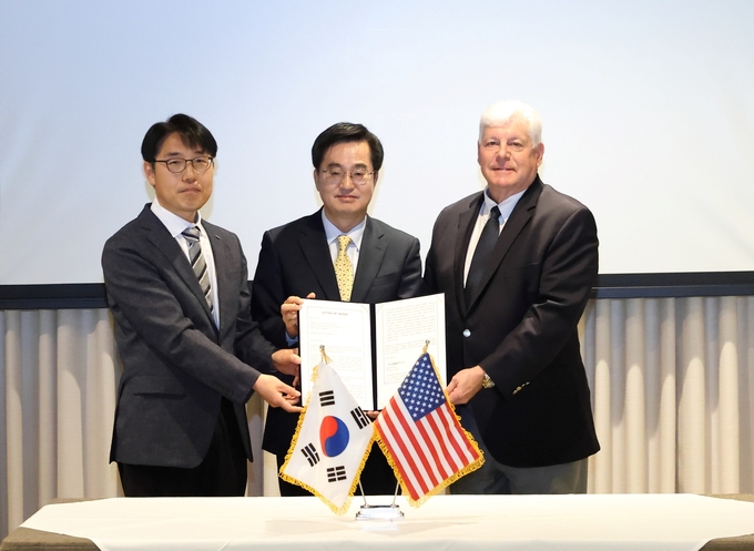 15일 오전(현지시각) 바이오콤 캘리포니아 본사 회의실에서 김동연 경기도지사(가운데)와 이종석 경과원 바이오산업본부장이 조셉 파네타(Joseph Panetta) 바이오콤 CA사장 겸 CEO에게 ‘경기도-바이오콤 CA 간 파트너십 증진 의향서(LOI)’를 전달하고 있다. (사진=경기도 제공)