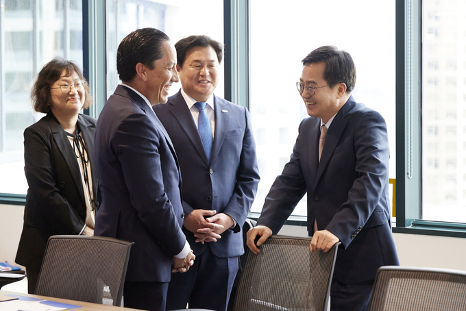 15일(현지시간) 미국 샌디에이고 시내에서 김동연 경기도지사가 토드 글로리아 샌디에이고시장을 만나 대화를 나누고 있다. (사진=경기도 제공)