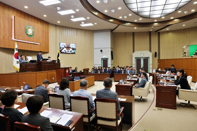 의왕시의회가 지난 17일 제302회 임시회 제2차 본회의를 열고 있다. (사진=의왕시의회 제공)