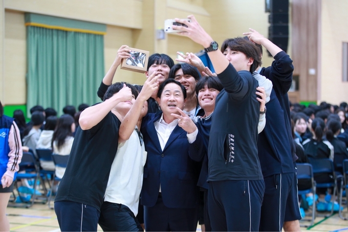 주광덕 남양주시장이 심석고등학교에서 2학년 학생 400명을 대상으로 ‘휴먼북 진로 특강’을 진행하고 학생들과 기념촬영을 하고 있다.(사진=남양주시 제공)
