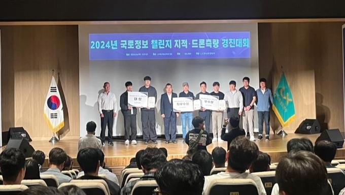 미추홀구청 김민석, 박재한 주무관이 인천시 대표로 국토교통부 드론 활용 지적재조사측량 경진대회에서 대상을 수상하고 기념촬영을 하고 있다. ( 사진 = 인천시 제공 )