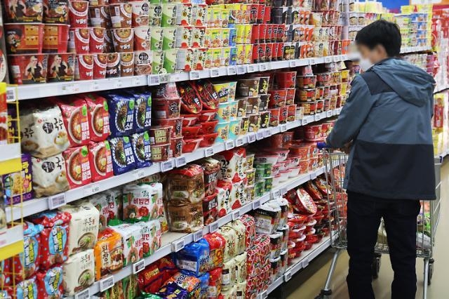 소비자가 라면을 고르고 있다. (사진=연합뉴스 제공)
